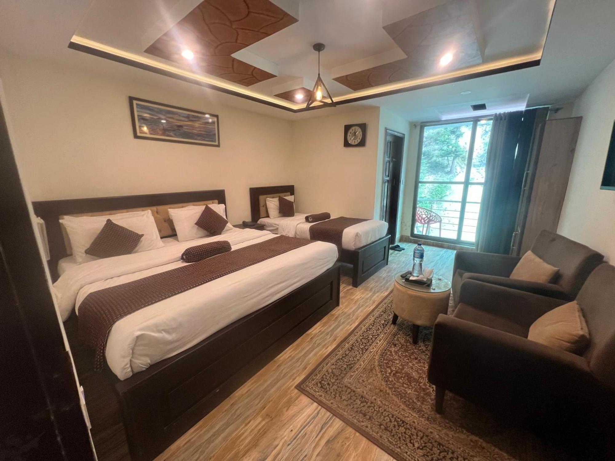 Hotel Birmingham Palace Kalam By Khan Familia Exteriér fotografie